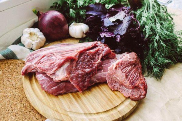 4 продукта, которые могут быстро испортить кожу стоит ограничить употребление красного мяса, если есть проблемы с кожей