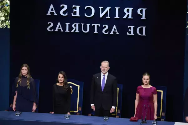 Лионель Месси стал первым футболистом, получившим единоличную награду из рук испанской кронпринцессы Леонор Лионель Месси стал первым футболистом, получившим единоличную награду из рук испанской кронпринцессы Леонор