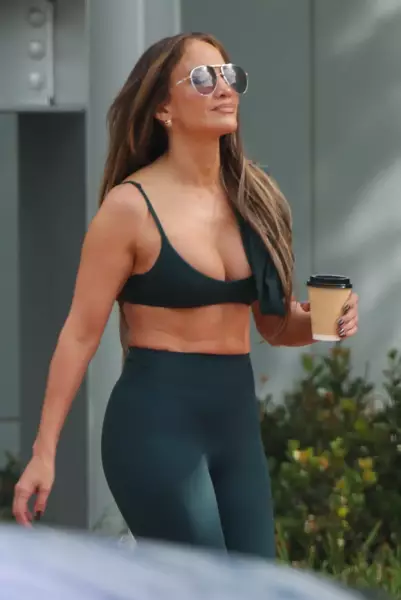 Стальной пресс и поддержка экс‑супруга: Дженнифер Лопес восхитила безупречной формой на прогулке в Санта‑Монике Стальной пресс и поддержка экс‑супруга: Дженнифер Лопес восхитила безупречной формой на прогулке в Санта‑Монике